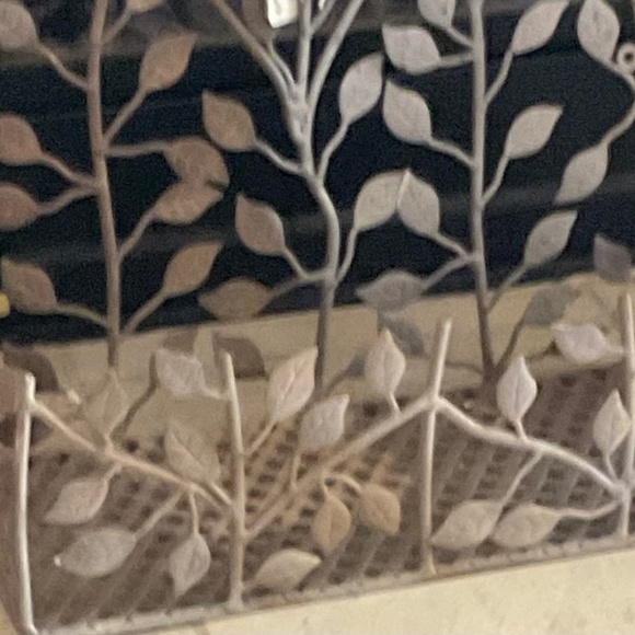 Interwoven leaves on metal can be used as wall or counter shelf - Picture 3 of 3